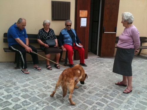Leon_fuori_casa_con_il_nonno
